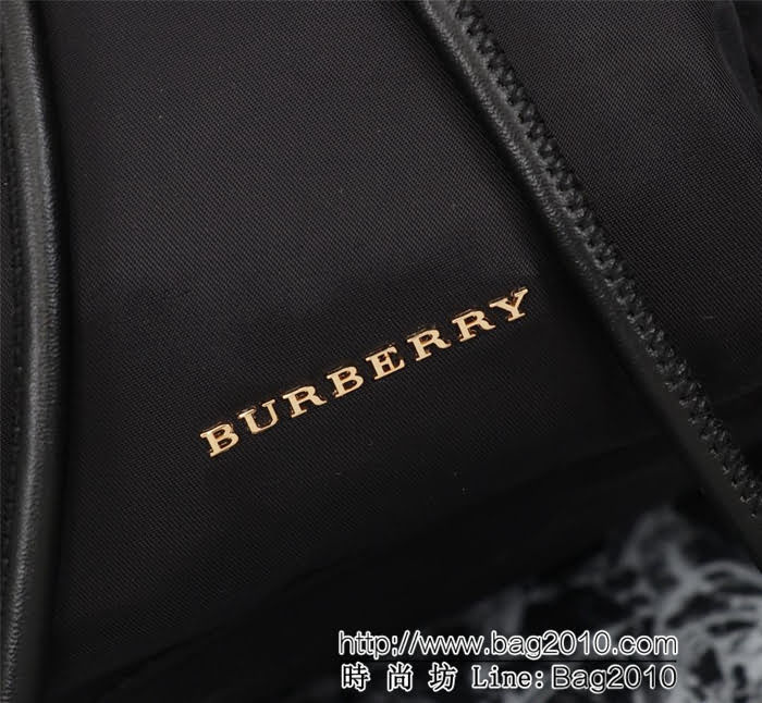 BURBERRY巴寶莉 新款背包 斜背式軍旅背包 品牌典藏的軍風包款 正面飾有Burberry立體字母徽標 9721s  Bhq1154
